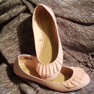 Ruffled flat